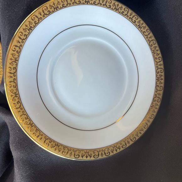 Flat Cup & Saucer Set
Gold Buffet
by ROYAL GALLERY set of 2 - Picture 4 of 7